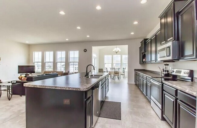 Building Photo - 10279 Benjamin Way