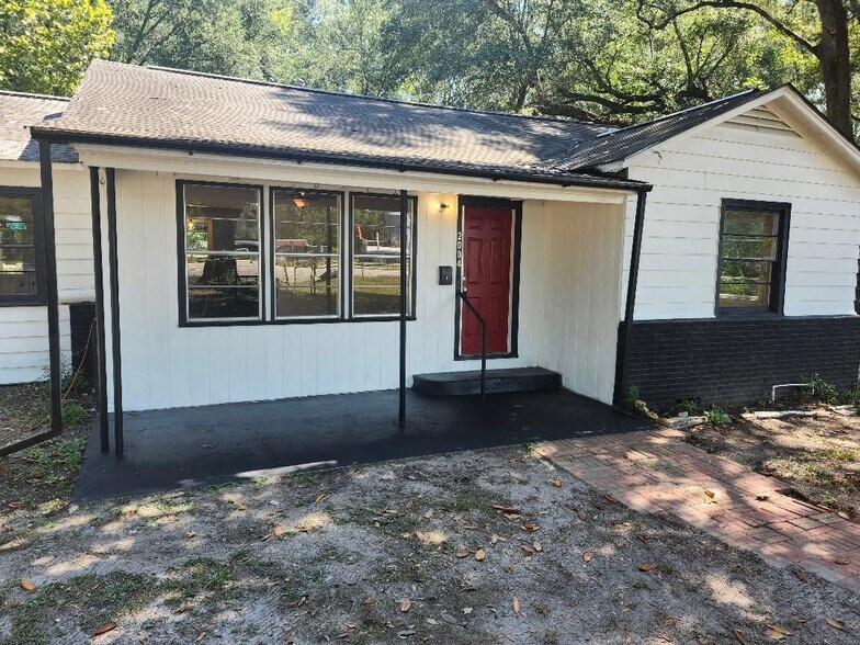 Primary Photo - 2004 N Margaret Ave