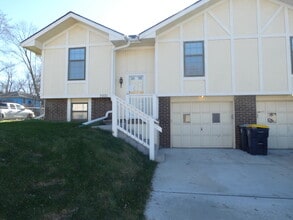 Building Photo - Beautiful Town Home in Park Hill School District!