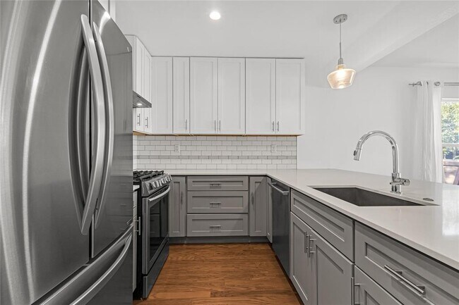 Building Photo - 713 E 45th St