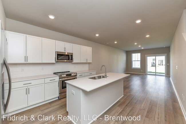 Building Photo - 3 br, 2.5 bath House - 728 Mickelson Way
