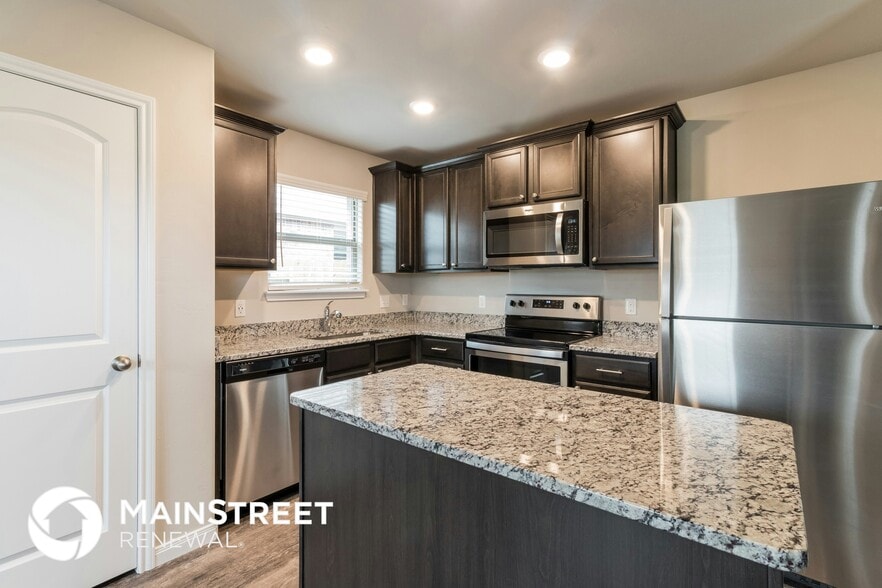 Building Photo - 505 St James Pl