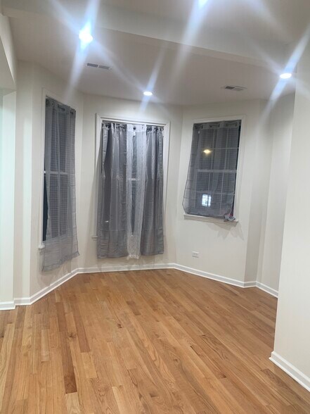 Building Photo - 3617 W Belmont Ave