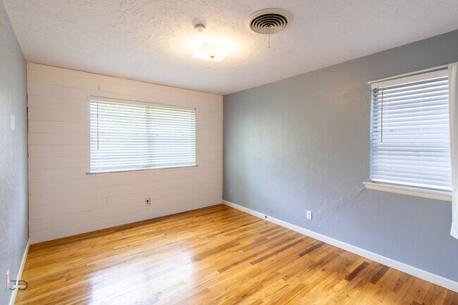 Building Photo - 1556 Singleton Ave