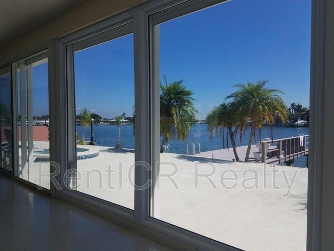 Building Photo - 2507 Bayshore Dr