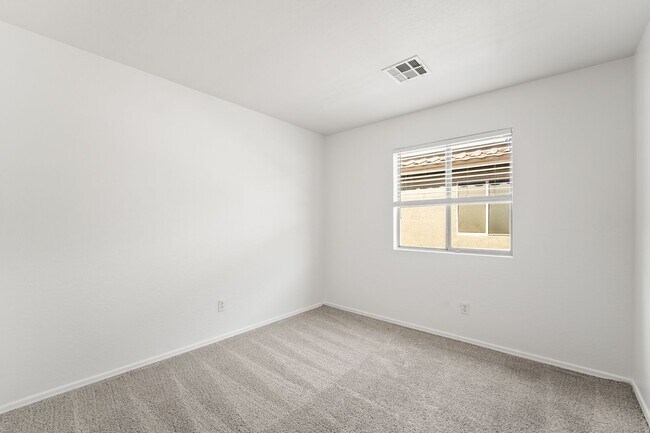 Building Photo - Prime Surprise Location | 3 Bed, Low-Maintenance Yard + Amenities