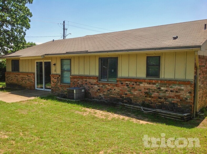 Building Photo - 1721 Oak Tree Dr