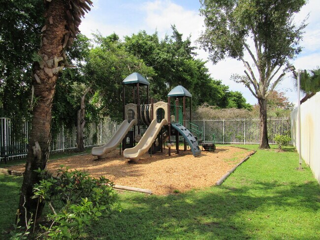 Building Photo - 996 Summit Lake Dr