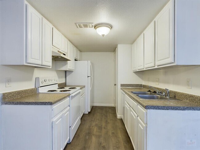 Building Photo - 2124 Burton Dr