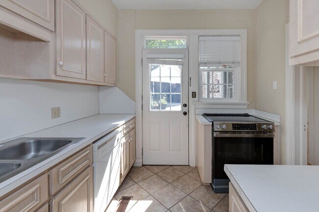 Building Photo - 1523 Dixon Dr