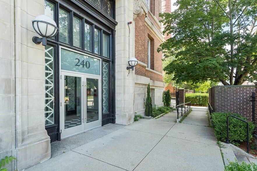 Building Photo - 240 Heath St