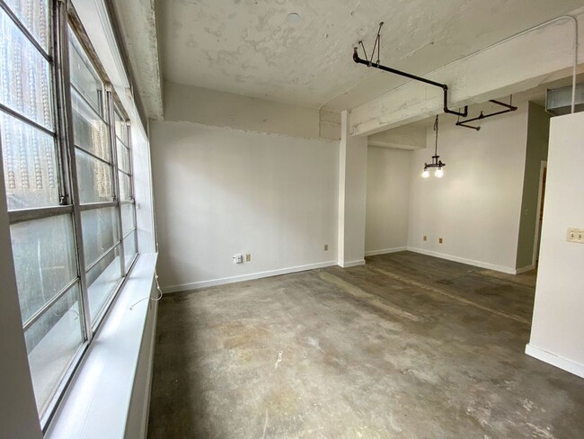 Building Photo - Loft Apartment downtown overlooking Auto Z...