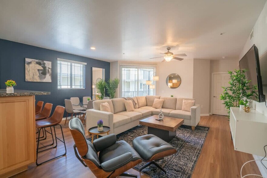 Primary Photo - 1275 E University Dr
