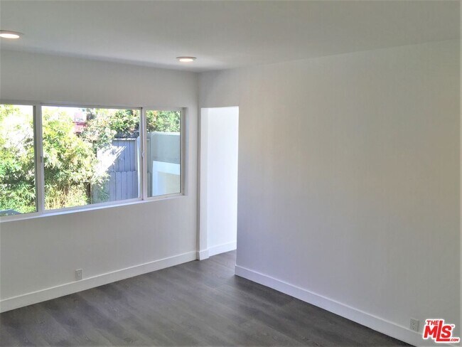 Building Photo - 8538 W Knl Dr