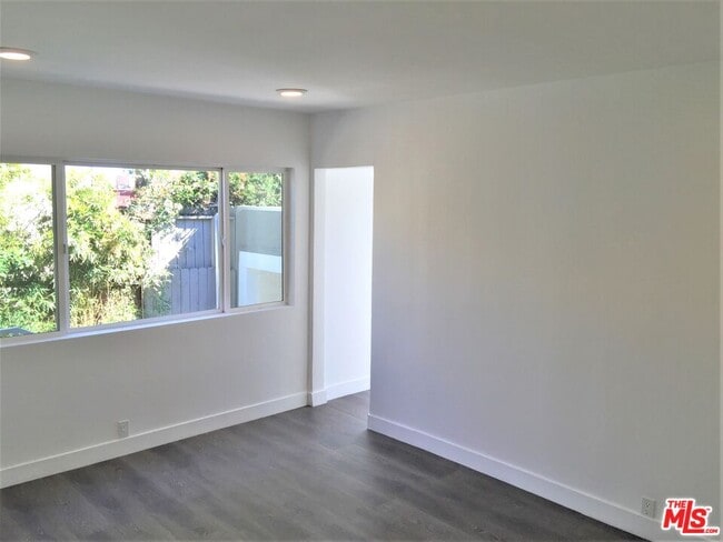 Building Photo - 8538 West Knoll Dr