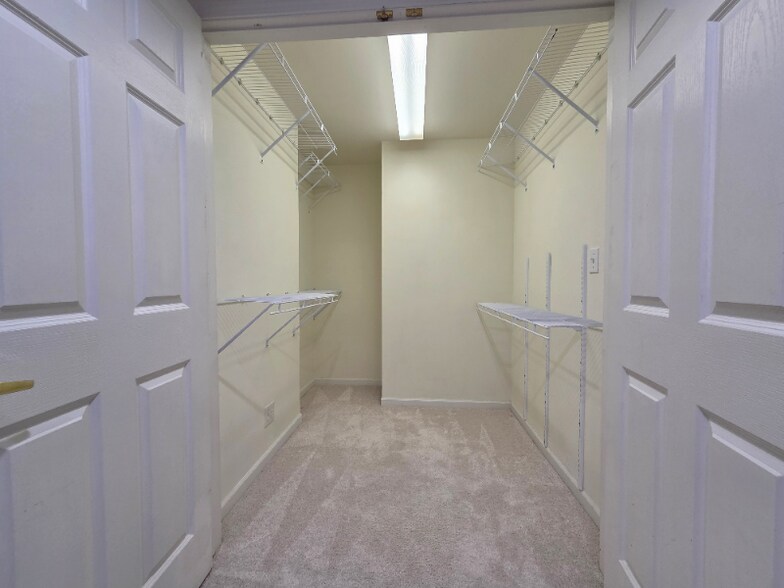 Building Photo - 1025 Rosewood Dr