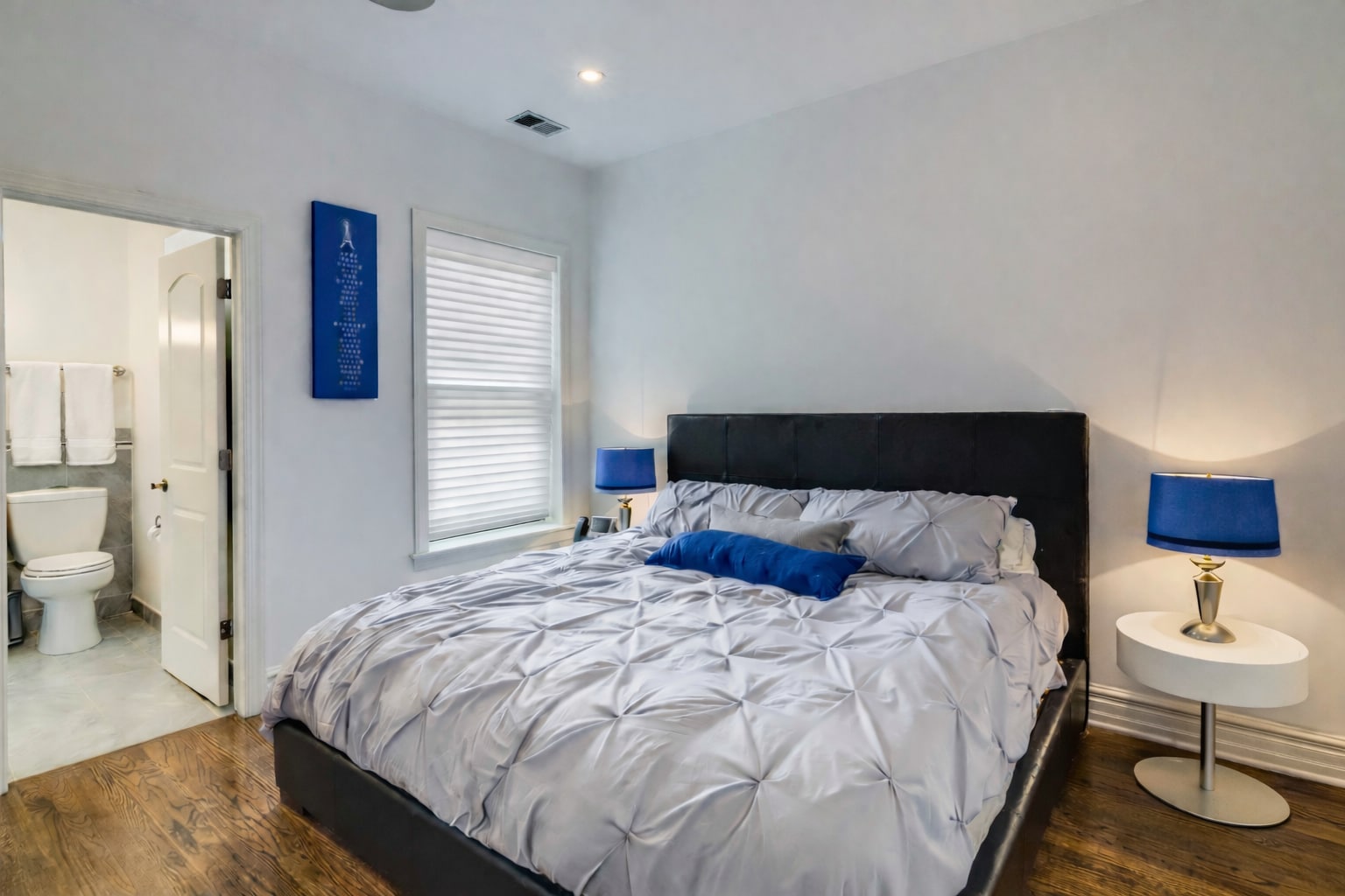 Building Photo - 4632 N Kenmore Ave