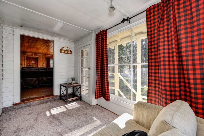 Building Photo - Adorable Home Available June 26th!