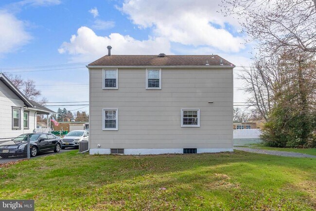 Building Photo - 307 Dickinson Rd