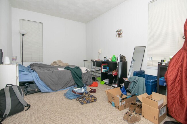 Building Photo - Allston 3 Bed – 1,100 Sq Ft – Heat Included – Deck/Porch – 9/1