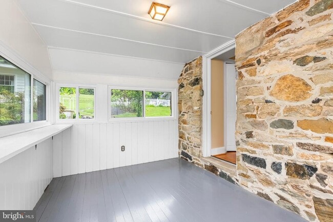 Building Photo - 607 E Wheel Rd