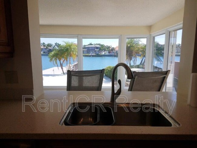 Building Photo - 2507 Bayshore Dr