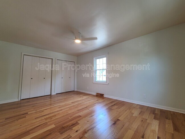 Building Photo - 547 Archer Ave