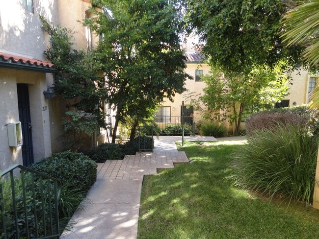Building Photo - 2 BDR Townhome in Ocean Beach with 2 Car G...