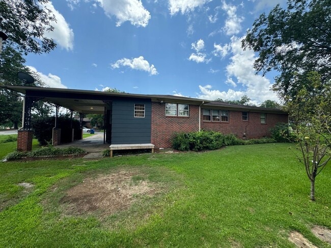 Building Photo - Spacious Home In Oxford