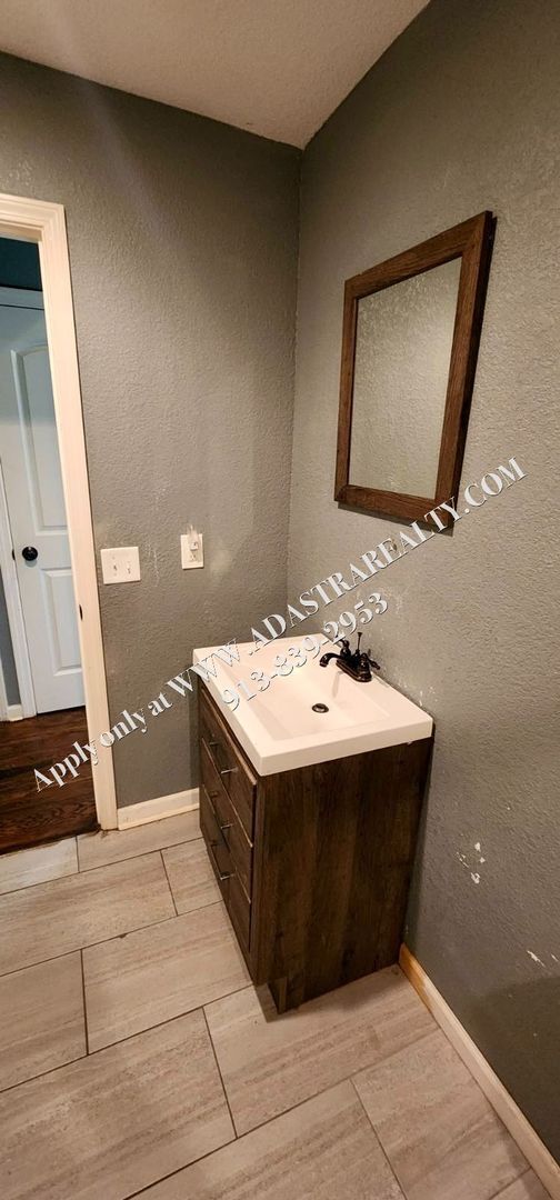 Building Photo - Nice Updated 3 Bed, 1 Bath in KCK-Availabl...