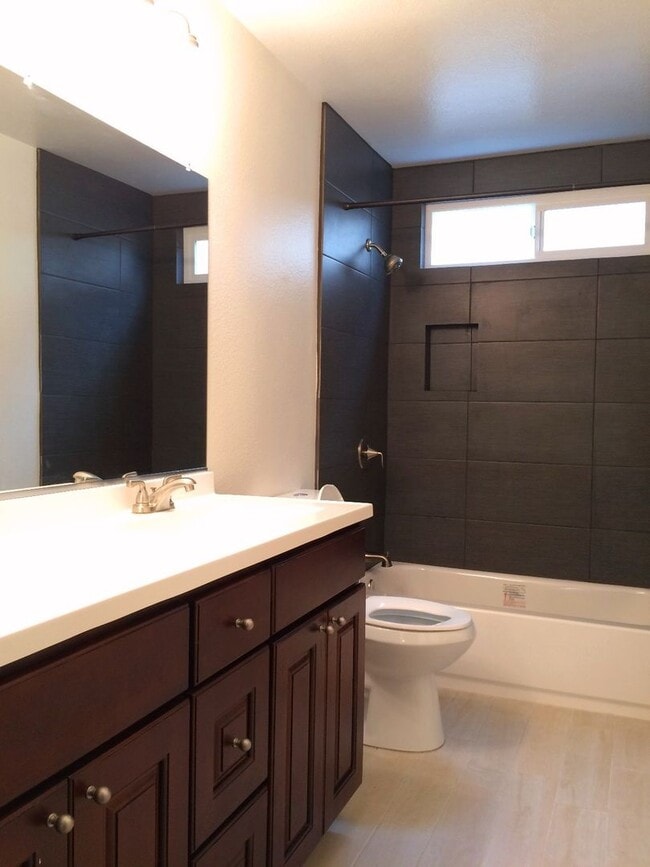 Building Photo - 4 Bedroom Townhouse - Ideal for Chapman St...