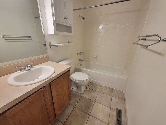 Building Photo - Fresh Boulder 1 Bedroom Condo for Rent with Pool, Tennis and Fitness Center in Hunter Creek