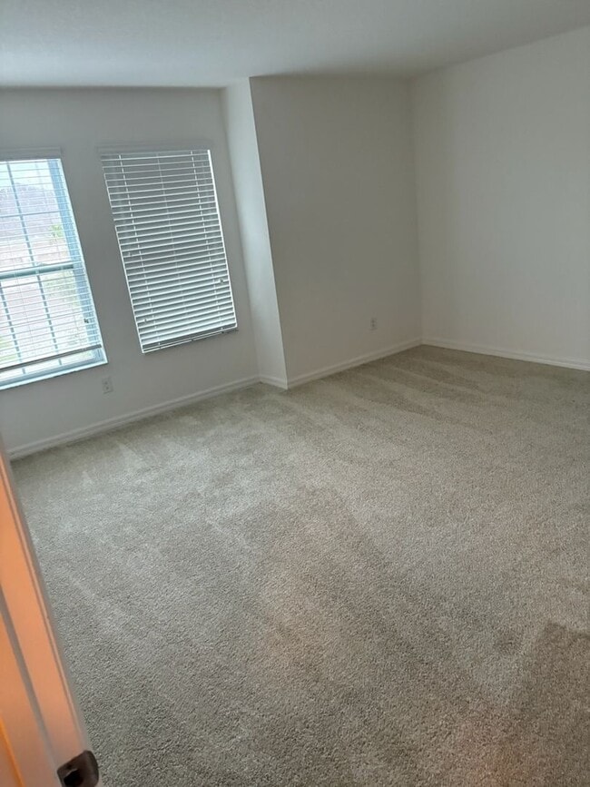 Building Photo - IMMEDIATE OCCUPANCY !!! LARGE// 5 Bedroom ...