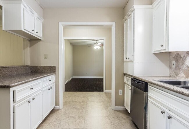 Building Photo - 2110 Wycliffe Dr