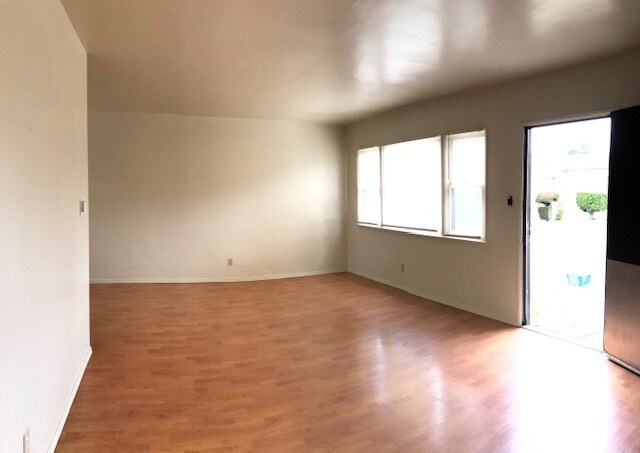 Large Livingroom - 5927 Lemp Ave