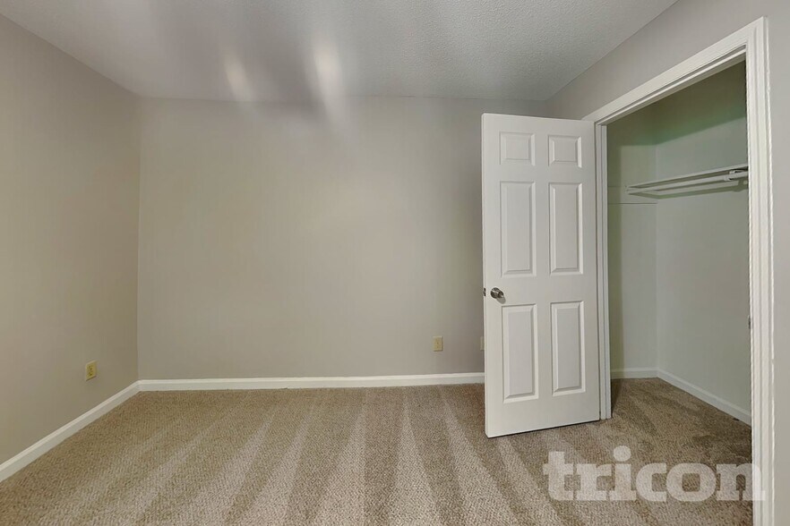 Building Photo - 1202 Holly Hills Dr SW