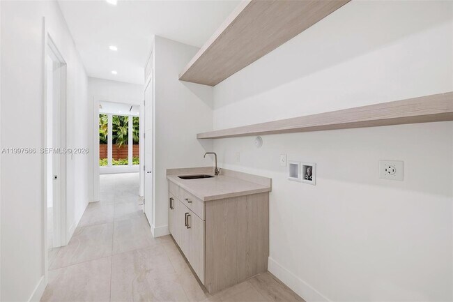 Building Photo - 1615 NE 3rd Ct