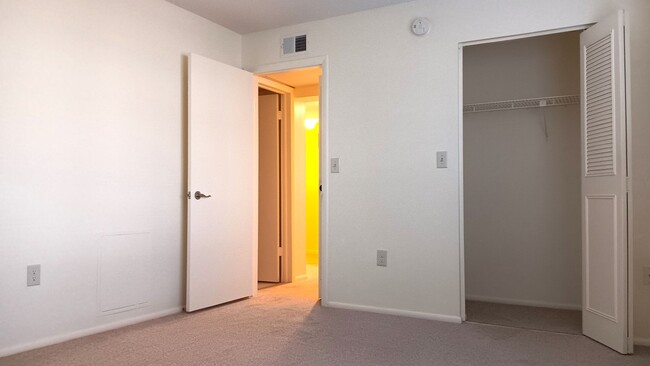 Building Photo - Location is great with this spacious 2-bed...