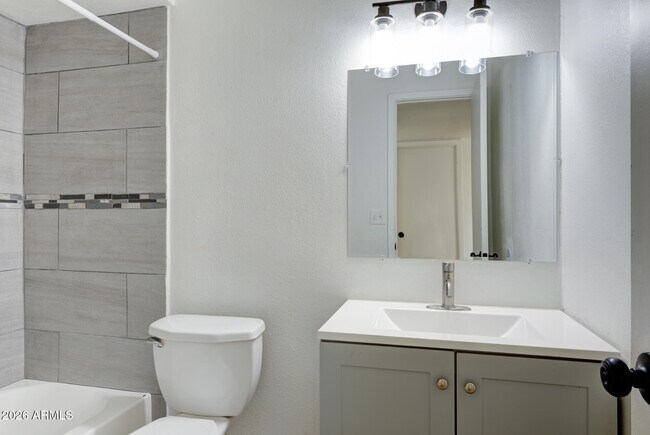 Building Photo - 157 W Juniper St