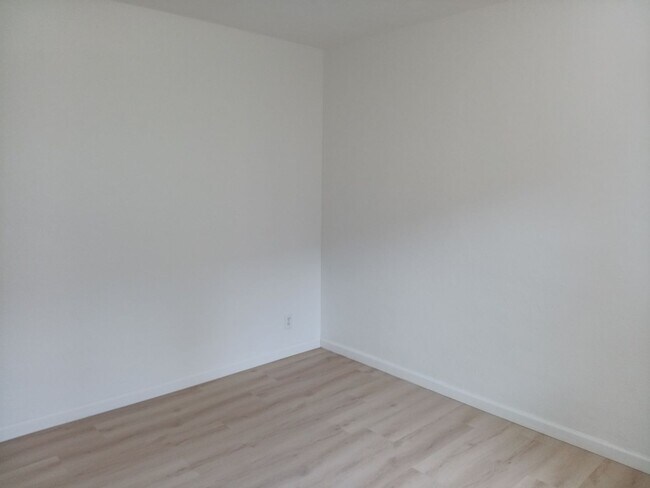 Building Photo - Cozy 4-bedroom, 2-bathroom home! Showings available Soon! Price Drop!!