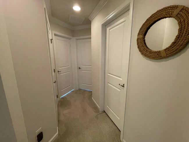 Building Photo - Stunning 3BD, 2.5BA End Unit Durham Townho...