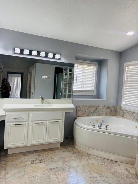 Building Photo - 47970 Vía Jardin