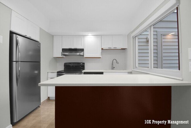 Building Photo - 911 Manor Ln