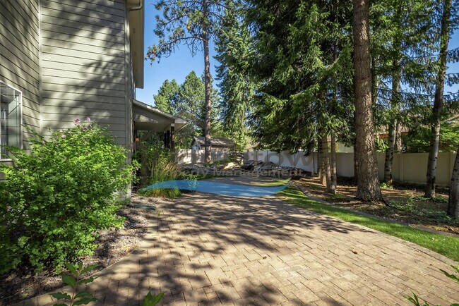 Building Photo - Beautiful Craftsman Home with Amazing Back...