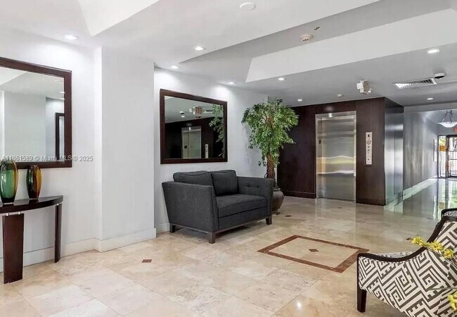 Building Photo - 2715 Tigertail Ave