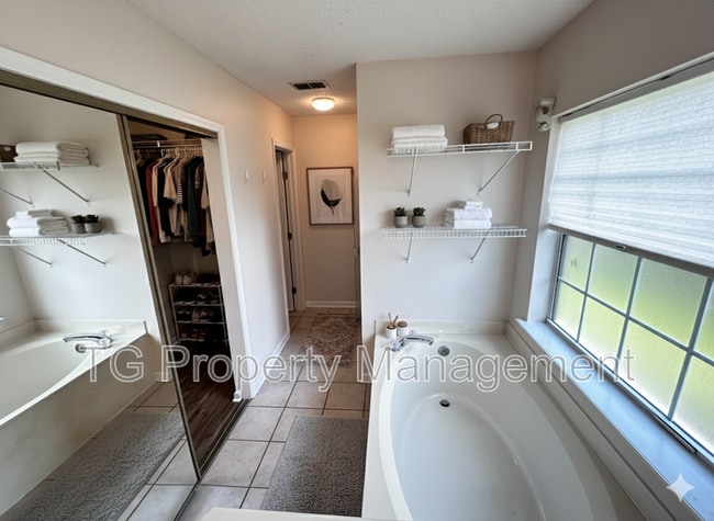 Building Photo - 1449 Blue Heron Ln N