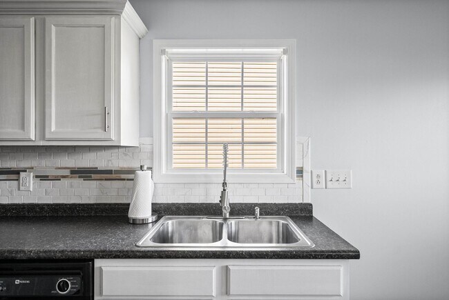 Building Photo - Pet Friendly Three Bedroom!