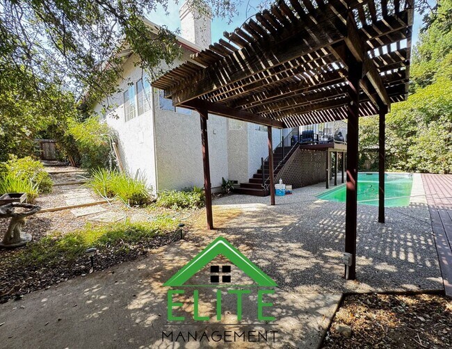 Building Photo - **Stunning Custom Home with Solar and Pool...