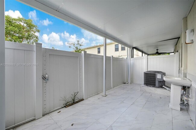 Building Photo - 1130 SW 6th Ct