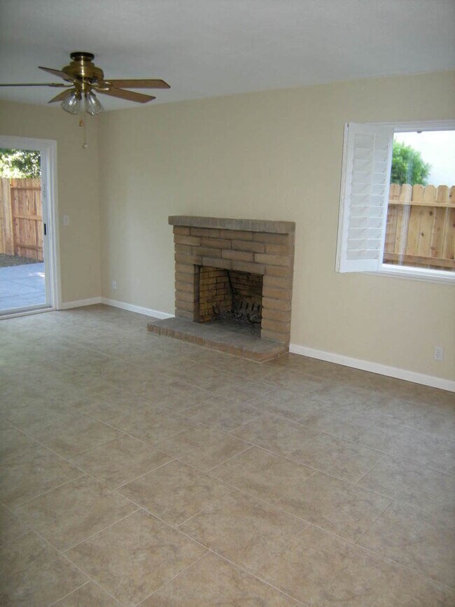 Building Photo - Walking distance to Cambridge Elementary S...